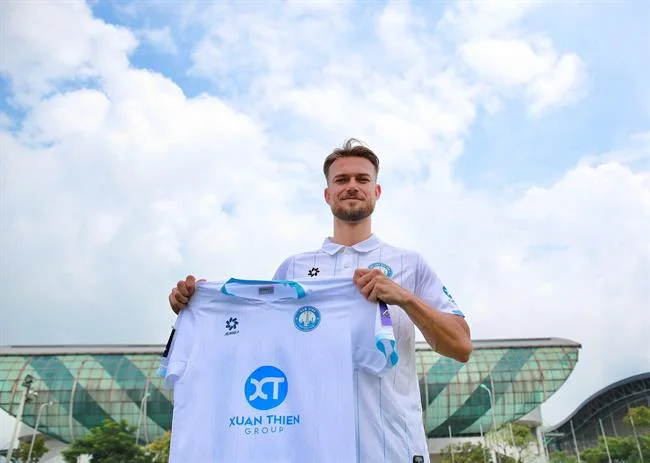 Hình ảnh một người dùng đang tương tác với giao diện kỹ thuật số, tượng trưng cho quyền kiểm soát và quản lý dữ liệu cá nhân của họ trên nền tảng G666 Bắn Cá.